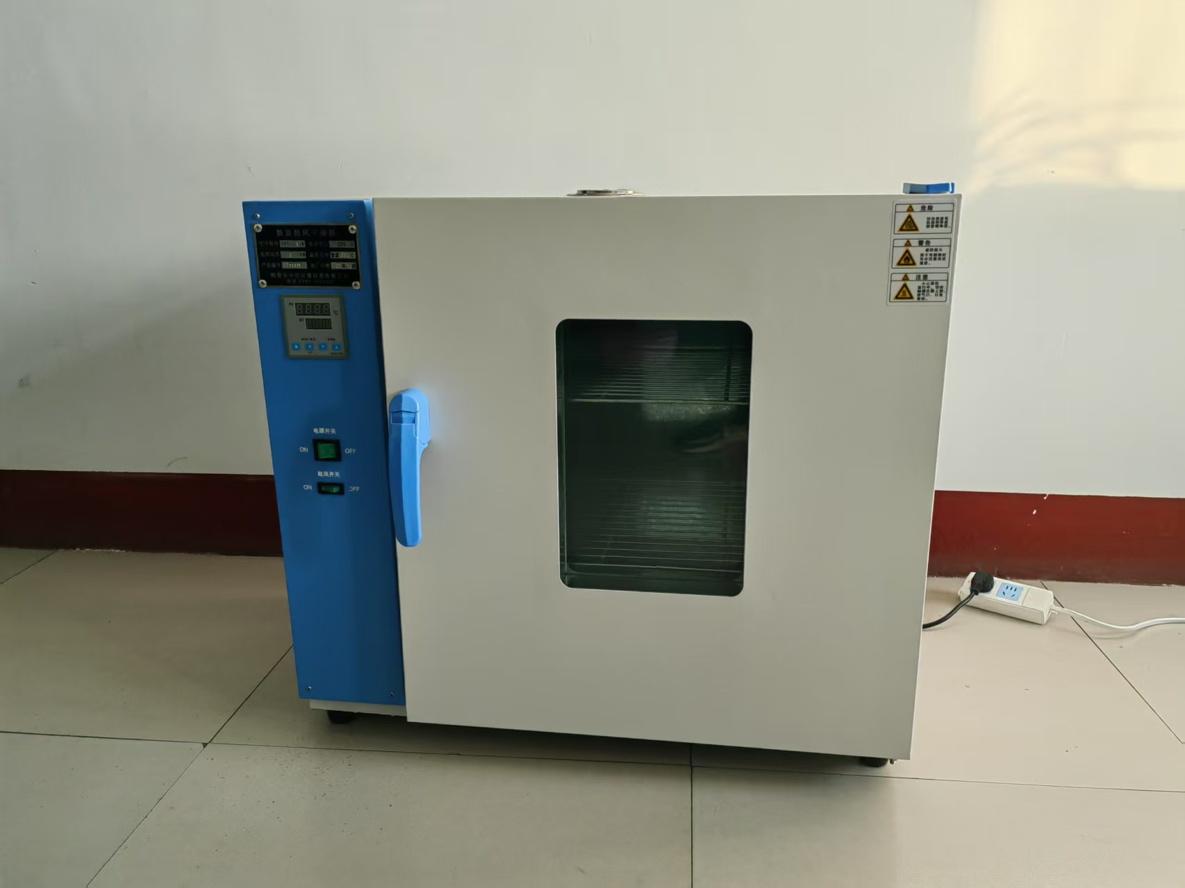 數顯鼓風(fēng)干燥箱使用注意事項